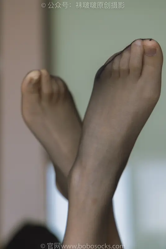 小甜豆-两双高跟鞋、肉丝、油亮黑丝(花絮版) - BoBoSocks袜啵啵